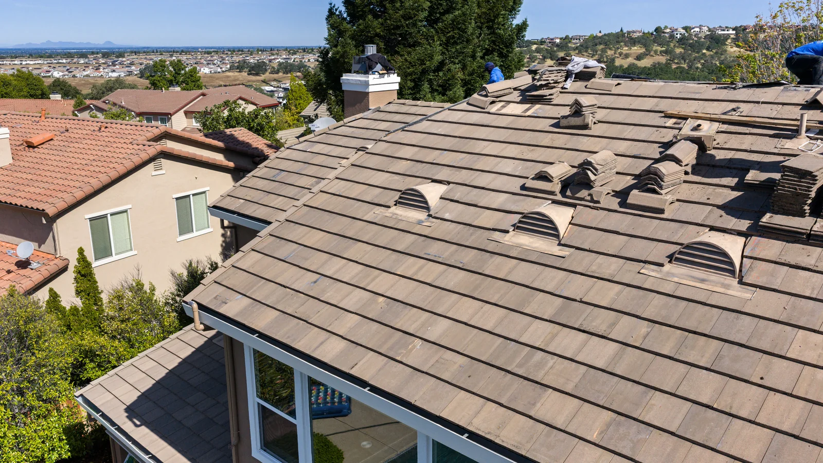 Historical roofing service icon